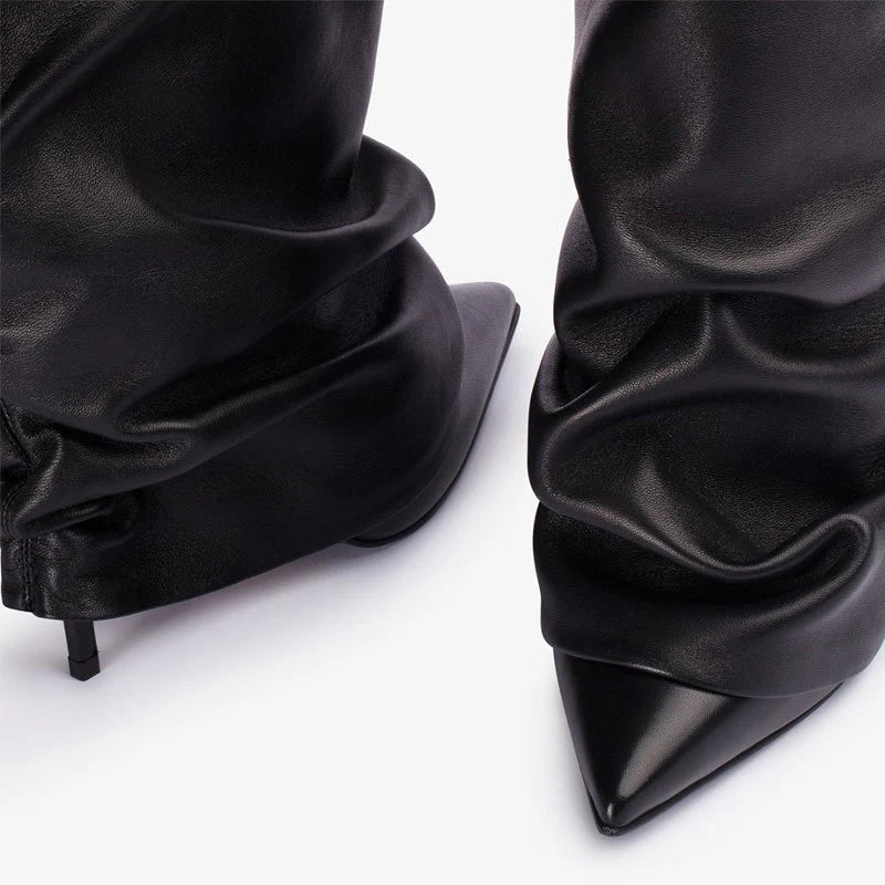 Kniehohe Stiefel mit hohem Absatz und spitzer Zehenpartie