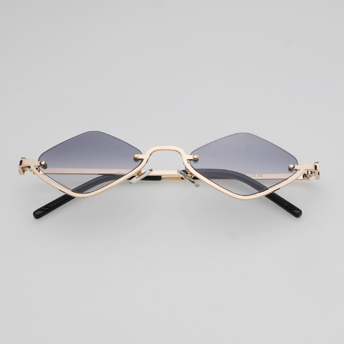 Futuristische Diamant-Sonnenbrille mit goldfarbenem Rahmen