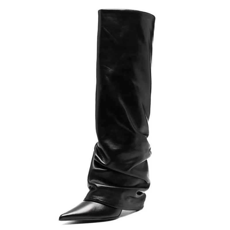 Kniehohe Stiefel mit hohem Absatz und spitzer Zehenpartie